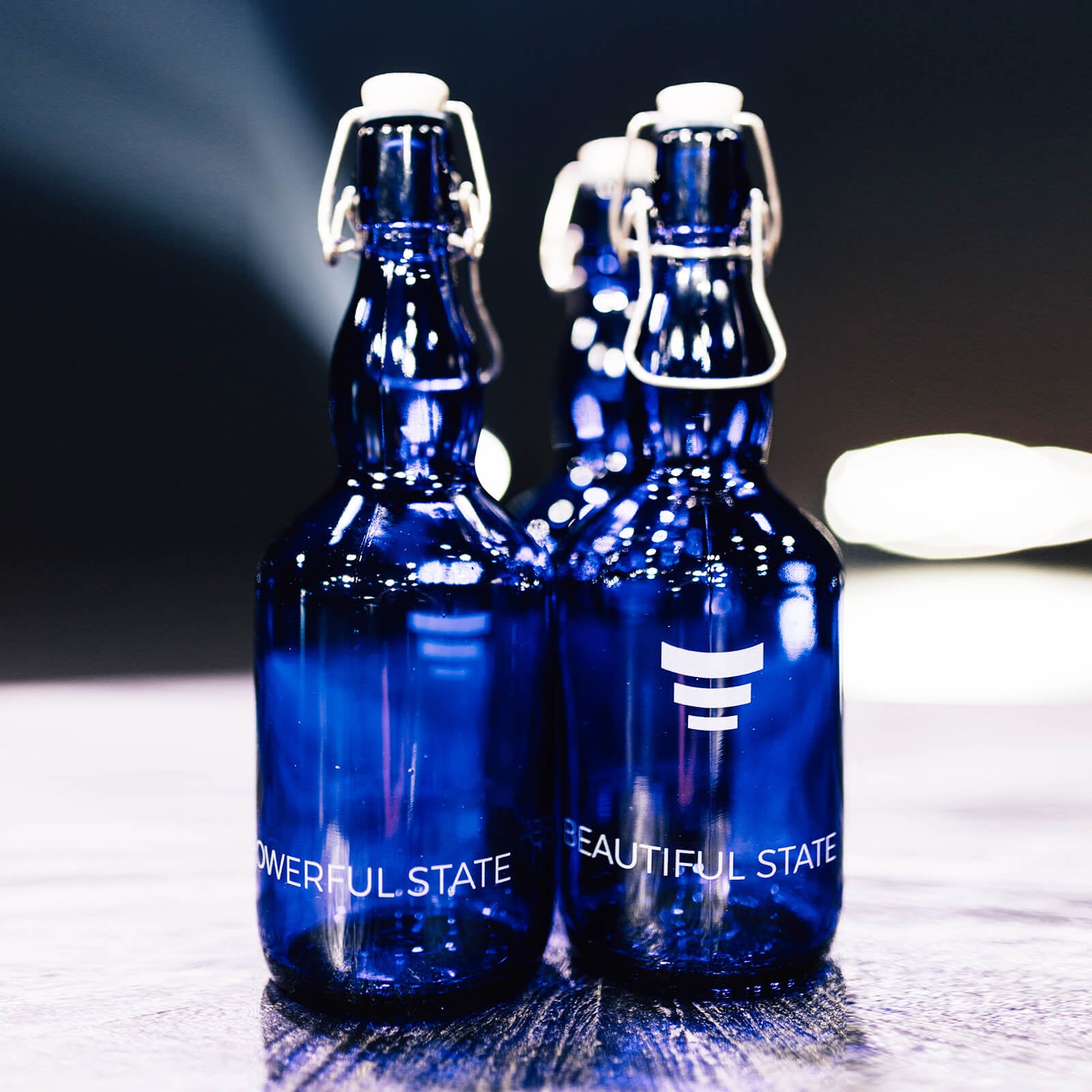 blaue Wasserflasche mit Henkel