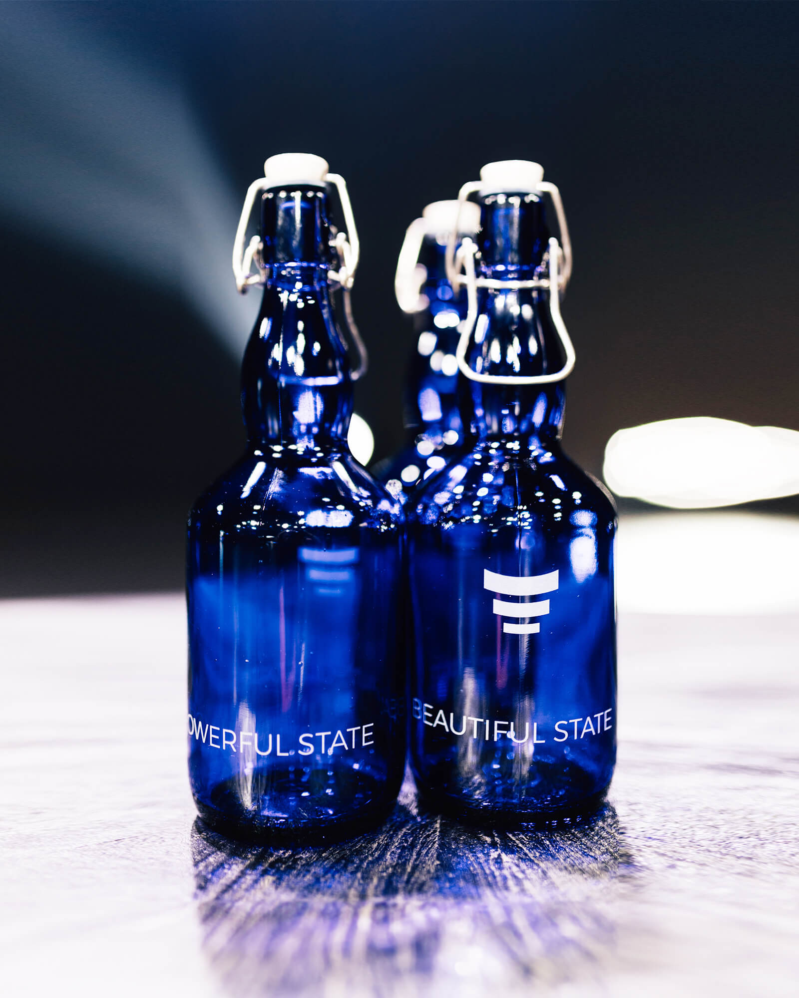 Trinkflasche aus Blauviolett-Glas